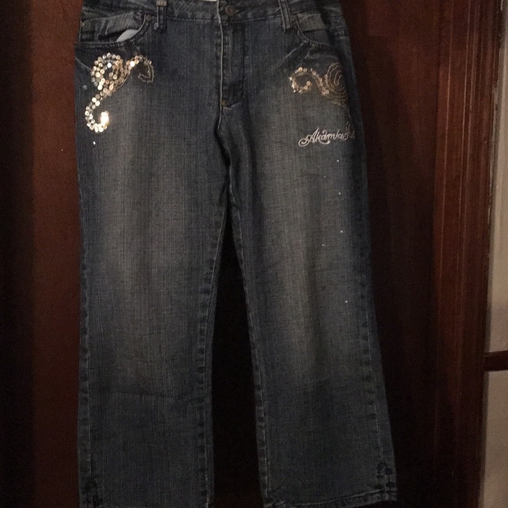 Women’s Akademiks Denim Capri Pants with a 31 inch waist